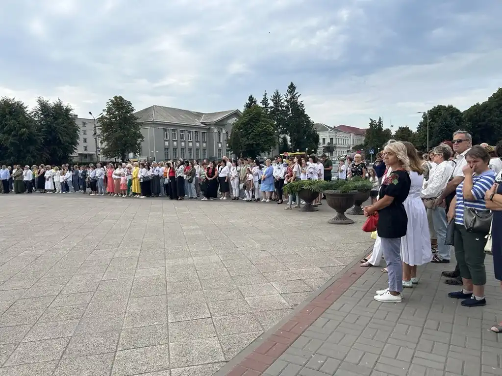 У Золотоноші до Дня Незалежності влаштували патріотичний перфоманс і концерт