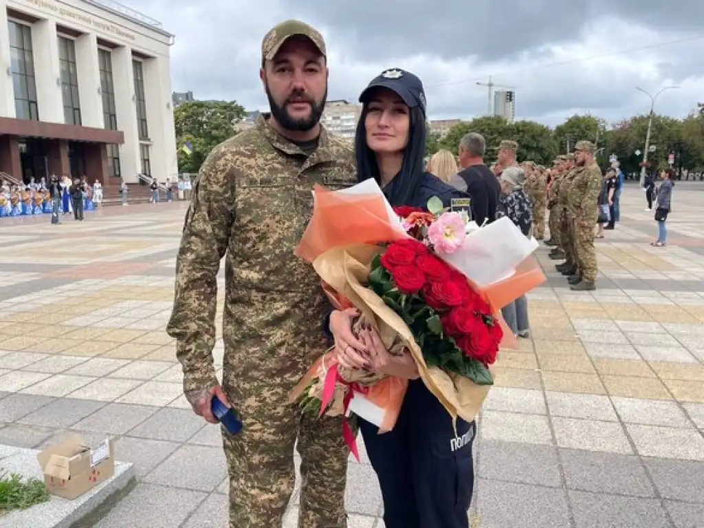 У Черкасах боєць Нацгвардії зробив пропозицію коханій під час святкування Дня Прапора