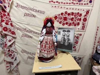 Автентична Черкащина в мініатюрі: музей відкрив постійну виставку ляльок-мотанок