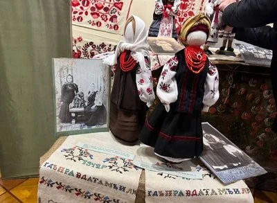 Автентична Черкащина в мініатюрі: музей відкрив постійну виставку ляльок-мотанок