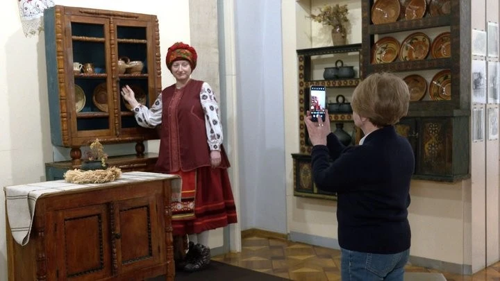 Вбрання з історією: Черкаський музей пропонує відвідувачам приміряти репліки автентичного одягу