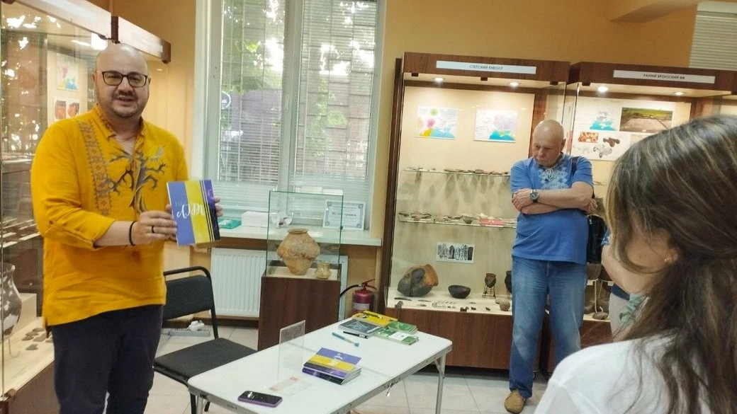 Черкаський поет Олексій Юрін презентував філософський «Неоліт» у стінах музею