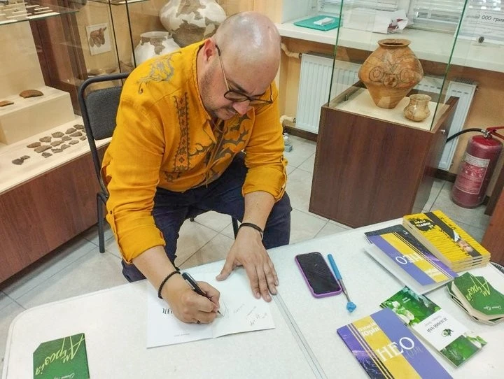 Черкаський поет Олексій Юрін презентував філософський «Неоліт» у стінах музею Черкаський поет Олексій Юрін презентував філософський «Неоліт» у стінах музею