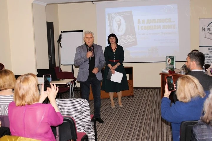 Понад 4000 книжок по всьому світу та орден від ГУР: як незрячий видавець із Черкащини підкорив літературний простір