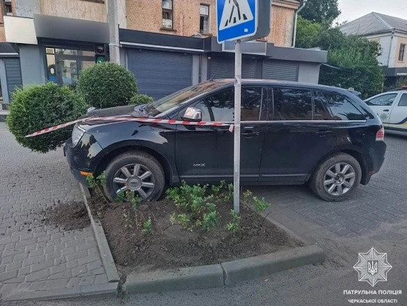 П’яний водій дорогого позашляховика врізався в дерево у Черкасах П’яний водій дорогого позашляховика врізався в дерево у Черкасах
